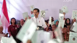 Presiden Joko Widodo memberikan sambutan saat pembagian sertifikat tanah kepada warga di Pusat Penerbangan Angkatan Darat, Pondok Cabe,  Tangsel, Jumat (25/1). Pada kesempatan ini, 40.172 sertifikat tanah dibagikan oleh Jokowi (Liputan6.com/Faizal Fanani)