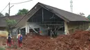 Murid melintas di dekat kelas SDN Bambu Apus 1 usai tertimpa truk pengangkut tanah proyek Tol Cinere-Serpong di Kelurahan Bambu Apus, Kecamatan Pamulang, Tangerang Selatan, Senin (14/1). Kejadian tersebut terjadi Minggu (13/1). (Merdeka.com/Arie Basuki)