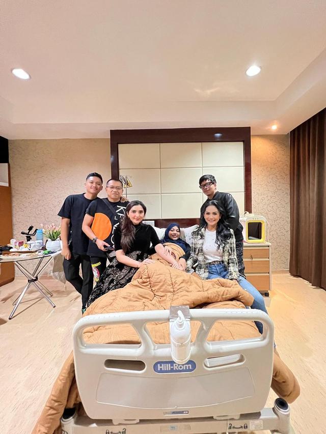 Aurel Hermansyah di rumah sakit. (Foto: Dok. Instagram @ashanty_ash)