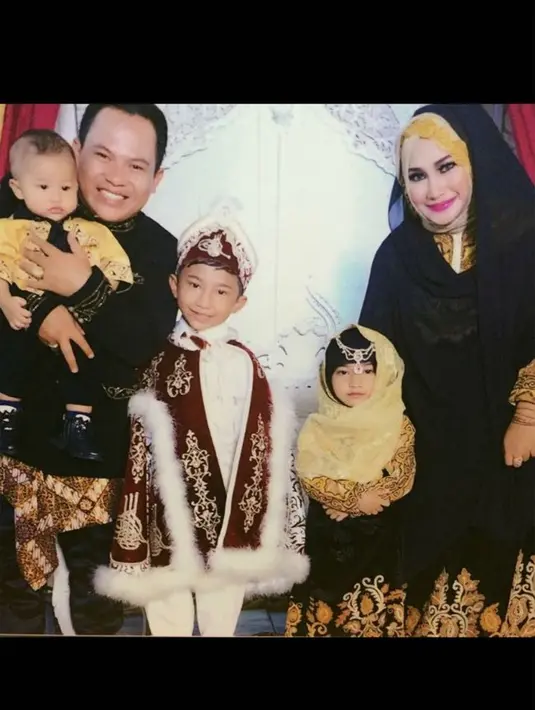 Sebagai penyanyi, Sari juga makin tertarik dengan penampilan Faank yang selalu membawa gitar. Karena sama kecintaannya pada musik, keduanya makin nyambung. (dok. Pribadi)