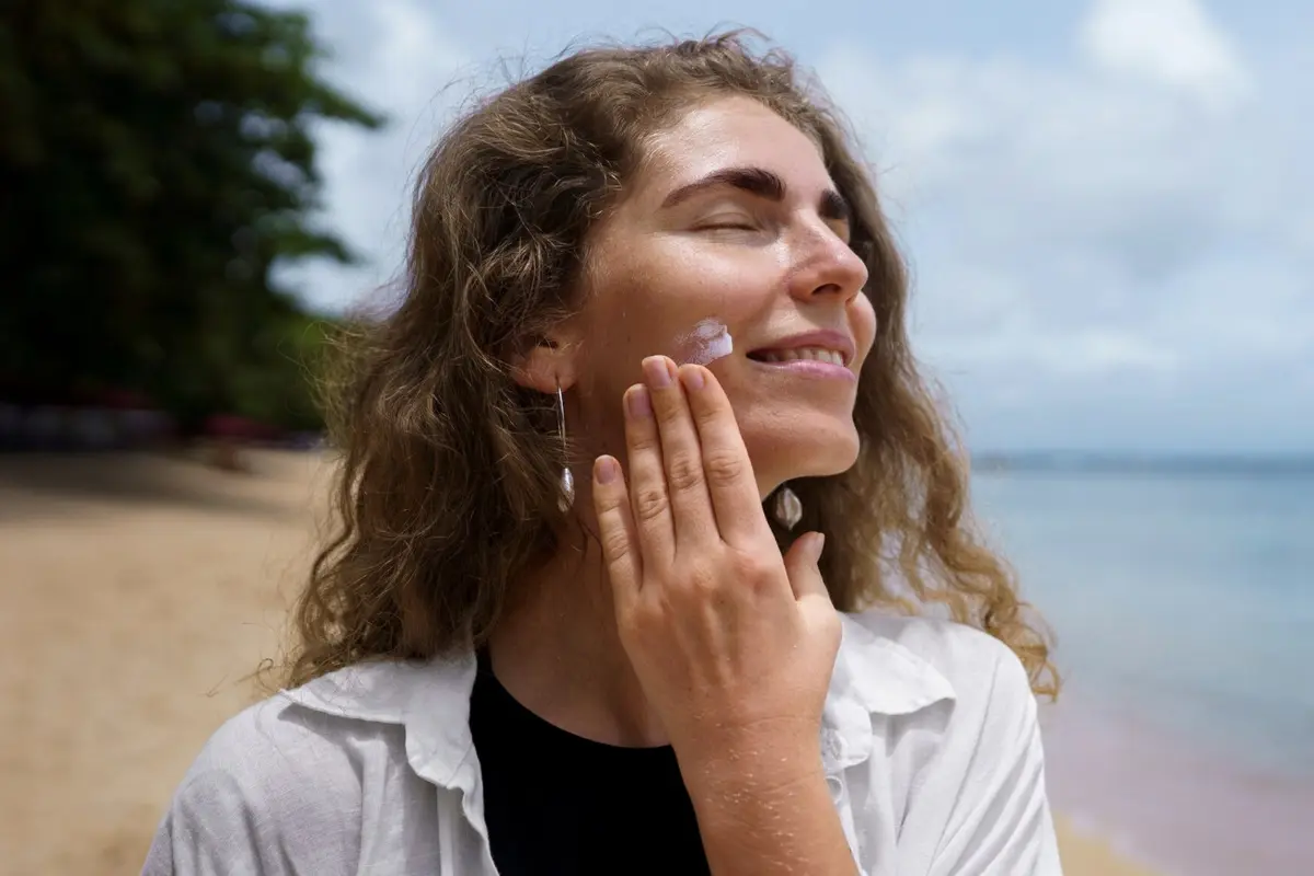 Pemakaian sunscreen yang tepat membantu melindungi kulit dari efek buruk sinar UV.