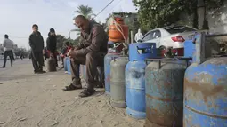 Ini merupakan kali pertama Israel mengizinkan bantuan gas elpiji mengalir ke Jalur Gaza sejak perang terbaru meletus pada 7 Oktober 2023. (AP Photo/Hatem Ali)