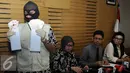 Petugas memperlihatkan barang bukti dalam OTT yang dilakukan KPK terhadap Panitera Pengganti Pengadilan Negeri Jakarta Pusat dengan mengamankan barang bukti uang sebesar 28.000 dolar Singapura, Jakarta, Jumat (1/7). (Liputan6.com/Helmi Afandi)