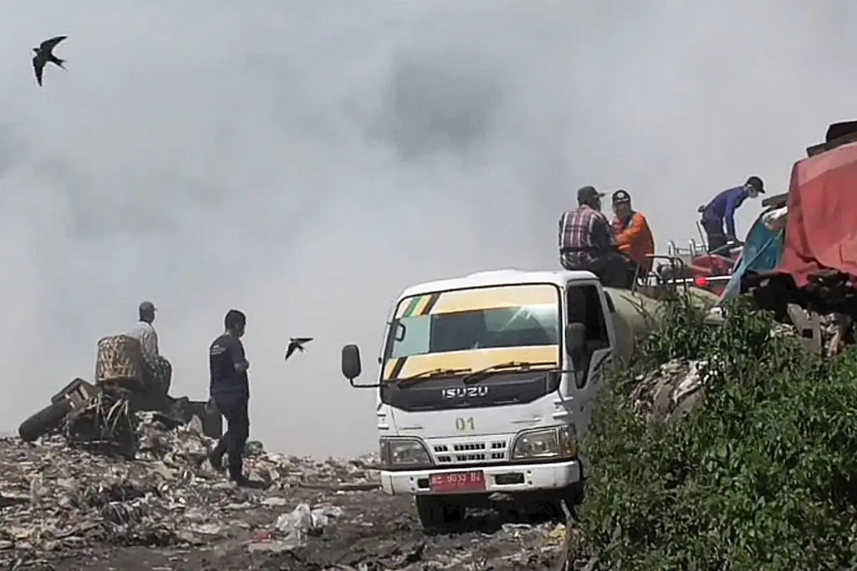 Kondisi asap masih mengepul di TPA Bakung hingga mengganggu aktivitas warga sekitar, Jumat (6/12/2024). Foto : (Istimewa).