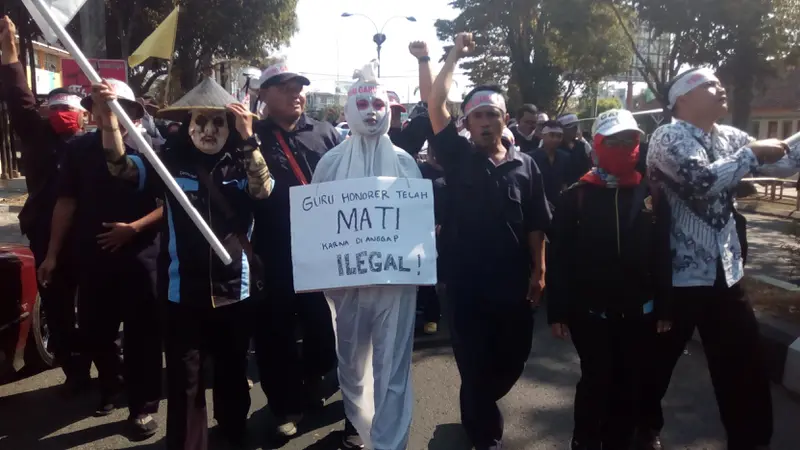 Guru berdandan ala 'Pocong;' ikut mengawal aksi demo guru di Garut