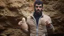 Abdel-Karim Cafran, warga Palestina Beit Hanun menunjukkan pecahan tembikar di sebuah pemakaman yang baru ditemukan di kebun rumahnya di kota di Jalur Gaza utara, (26/1). (AFP Photo/Mohammed Abed)