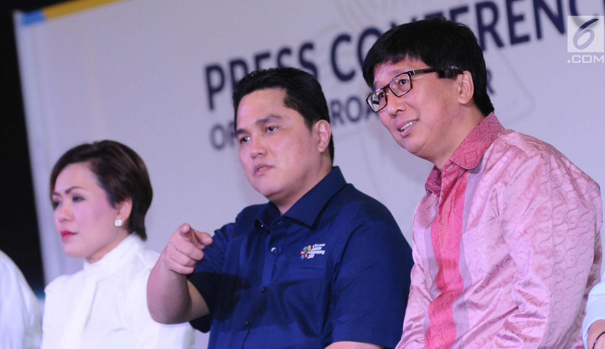 Ketua INASGOC, Erick Thohir (tengah) bersama COO Emtek Group, Sutanto Hartono (kanan) konferensi pers Official Broadcaster Asian Games 2018 di Jakarta, Kamis (8/2). Asian Games 2018 berlangsung 18 Agustus-2 September. (Liputan6.com/Helmi Fithriansyah)