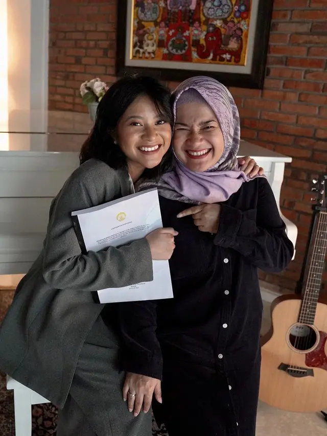 6 Momen Ikke Nurjanah Temani Siti Adira Kania Sidang Skripsi, Penuh Kebahagiaan
