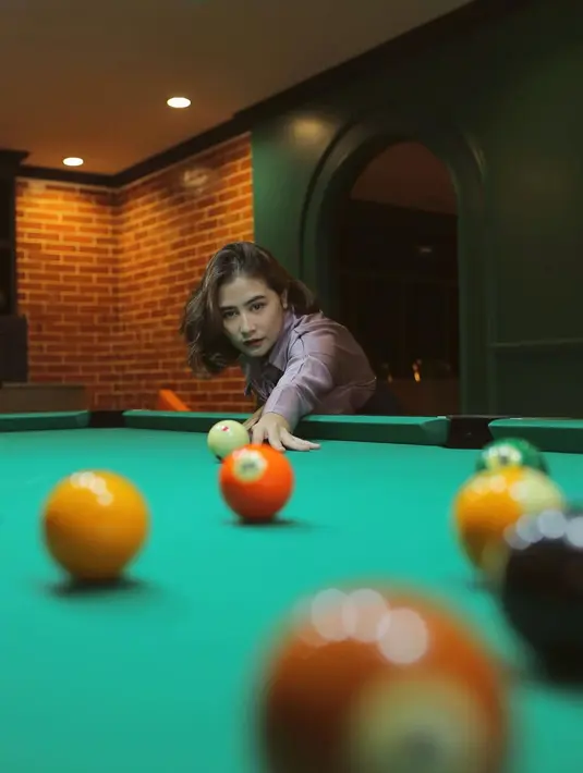 Mendengarkan dan menjalankan nasihat dari papanya, Prilly pun menekuni dunia hiburan. Seperti yang diketahui, Prilly merupakan seorang aktris, penyanyi dan presenter terkenal. Tak heran kalau ia berhasil memanen buah yang manis. (Instagram/prillylatuconsina96)