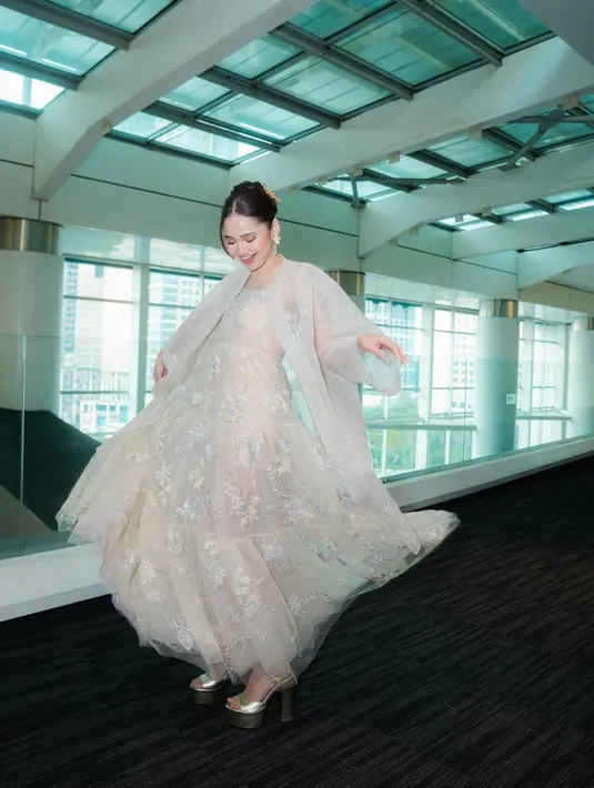 Sementara Syifa Hadju memakai Lacquer Ruffle dress yang dipasangkan Ukelan Ron Sangkar outerwear.[@syifahadju]