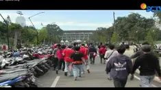 Mereka sengaja datang  sejak Sabtu dinihari. karena khawatir tak kebagian tiket.
