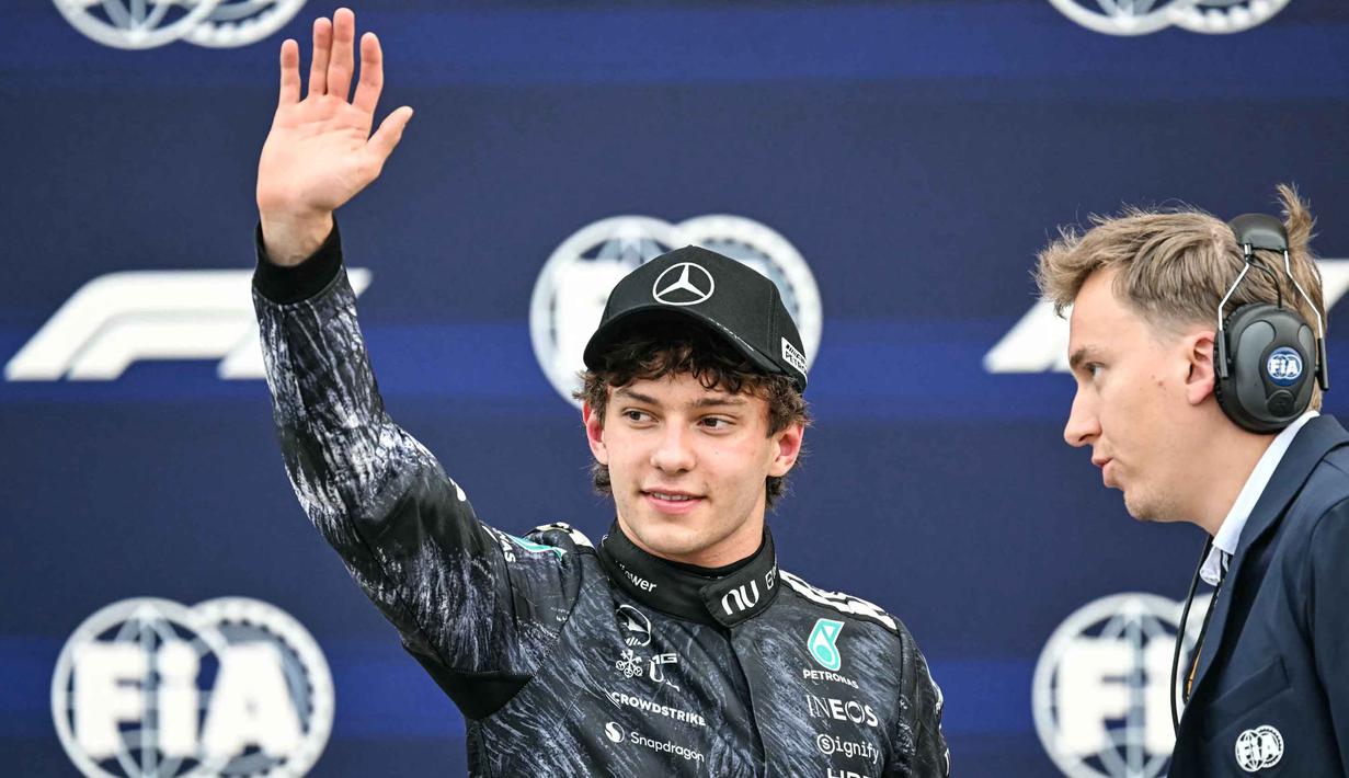 Sementara, balapan utama Formula 1 GP Jepang 2026 akan berlangsung Minggu, 29 Maret 2026. Tampak dalam foto, pembalap Mercedes AMG Petronas asal Italia, Kimi Antonelli, melambaikan tangan setelah meraih pole position dalam sesi kualifikasi Formula 1 GP Jepang 2026 di Sirkuit Suzuka, pada Sabtu (28/3/2026). (Toshifumi KITAMURA/AFP)