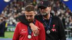 Kapten tim Liverpool, Jordan Henderson (kiri) telah resmi meninggalkan Klub untuk bergabung dengan  Al Ettifaq. Henderson tercatat lebih dari satu dekade memperkuat Liverpool. Ia juga dipercaya oleh Jurgen Klopp untuk memimpin Liverpool disetiap pertandingan selama karirnya. (AFP/Franck Fife)