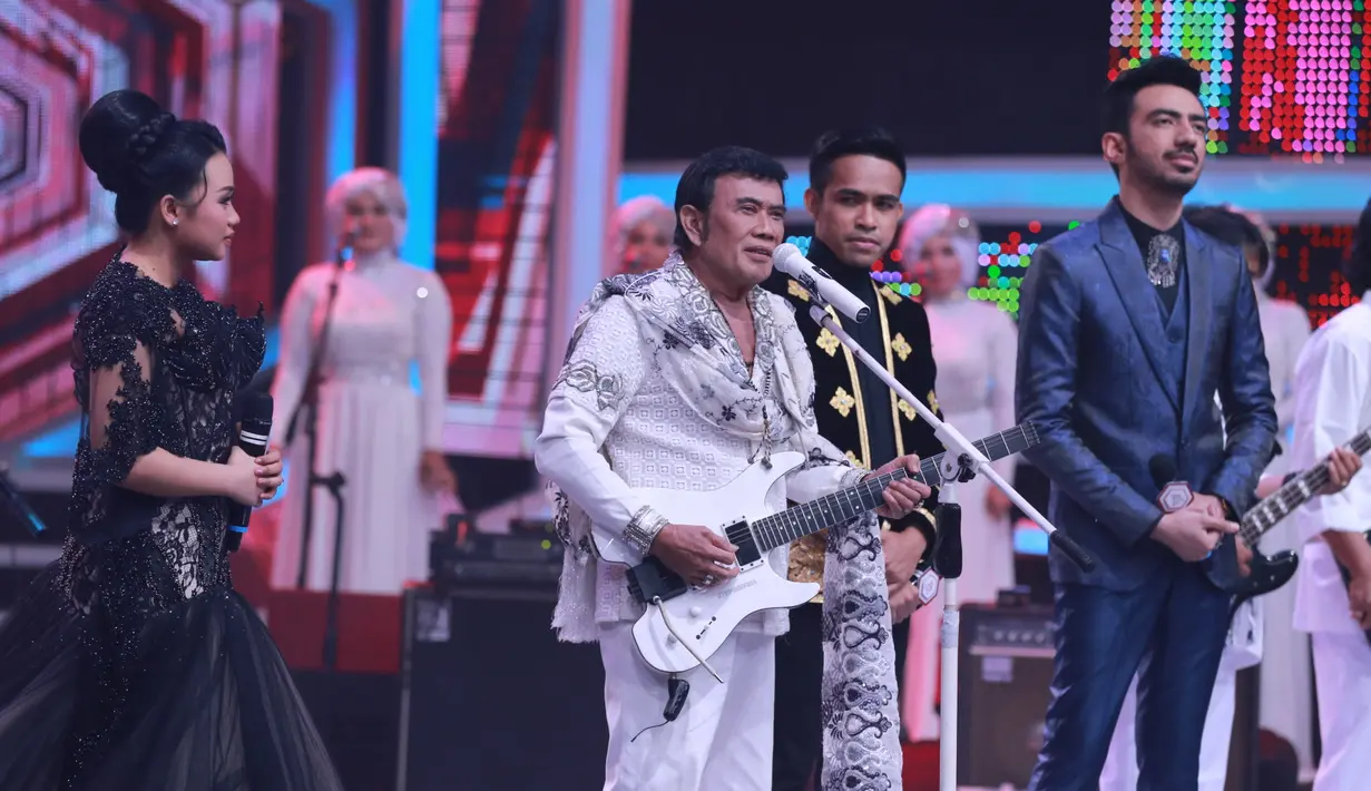 Tiga besar ajang pencarian bakat penyanyi dangdut dari beberapa negara itu di wakili dari Indonesia. Ketiganya berkolaborasi dengan raja dangdut dan grupnya Soneta Group. (Adrian Putra/Bintang.com)