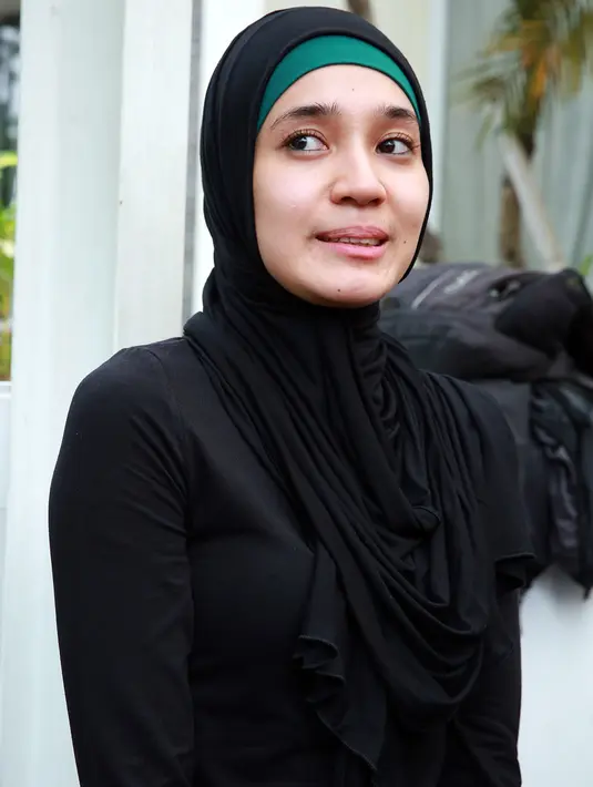 Untuk lebih memantabkan dirinya, istri Dimas Seto ini menceritakan pada sahabatnya yang telah lama berhijab. (Deki Prayoga/Bintang.com)