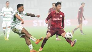 Aksi Dean James bersama Go Ahead Eagles pada Liga Europa melawan RB Salzburg. (BARBARA GINDL/APA/AFP)