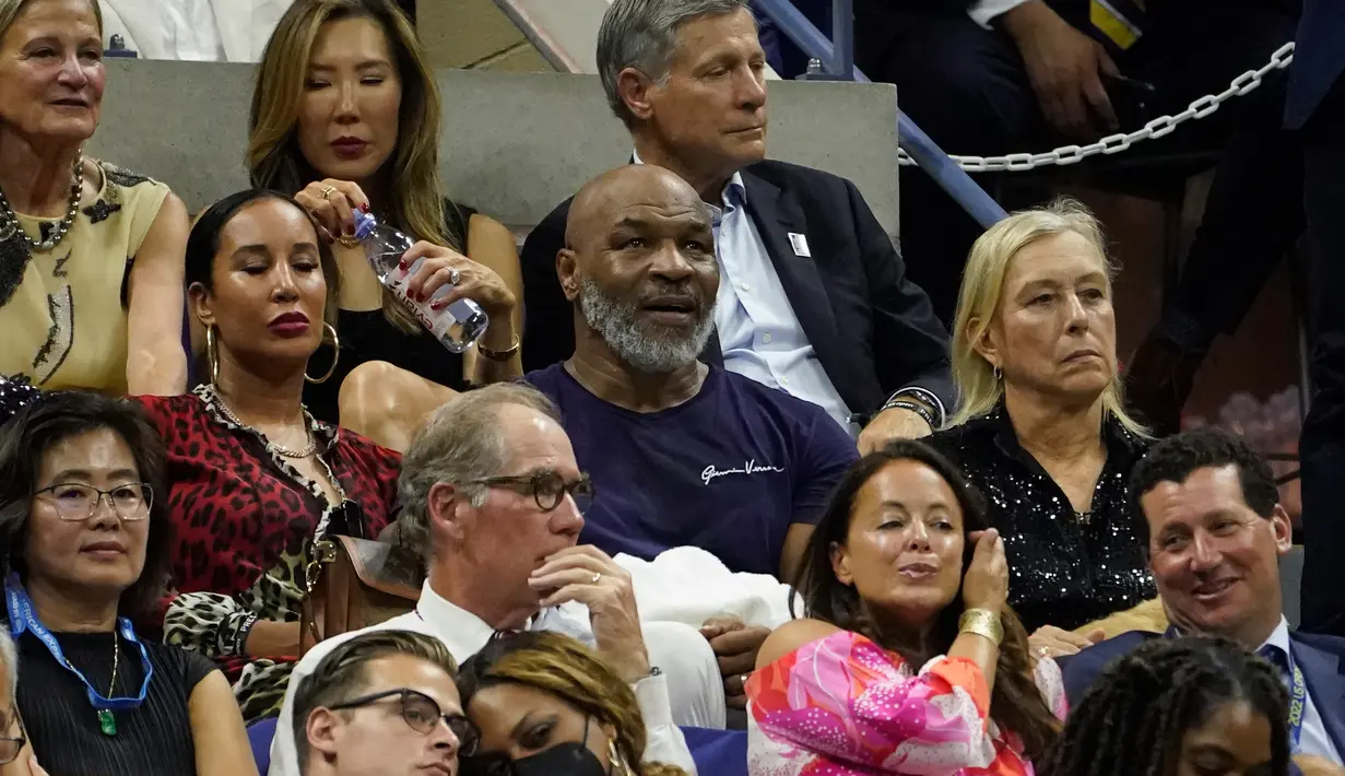 Mike Tyson (tengah) menonton pertandingan tenis antara Serena Williams melawan Danka Kovinic pada putaran pertama kejuaraan tenis US Open 2022 di New York, Amerika Serikat, 29 Agustus 2022. (AP Photo/John Minchillo)