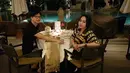 Seperti pasangan muda, Armand Maulana dan Dewi Gita juga masih menghabiskan waktu bersama dengang makan malam. Meski terlihat sederhana, keduanya tampak bahagia. (Liputan6.com/IG/@armandmaulana04)