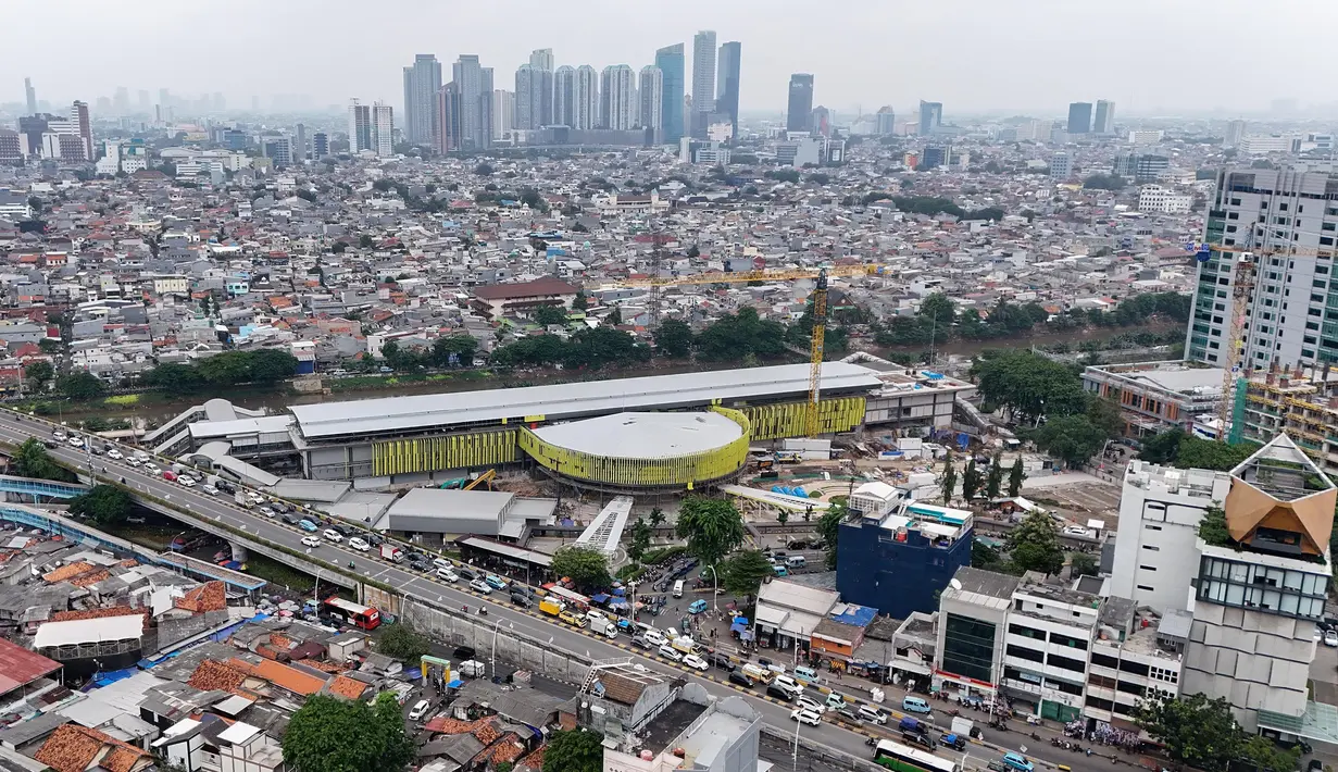 Peningkatan dan pengembangan Stasiun Tanah Abang yang dilakukan atas kerja sama Pemerintah Provinsi DK Jakarta dan PT Kereta Api Indonesia (Persero) masih terus berjalan. (merdeka.com/Arie Basuki)