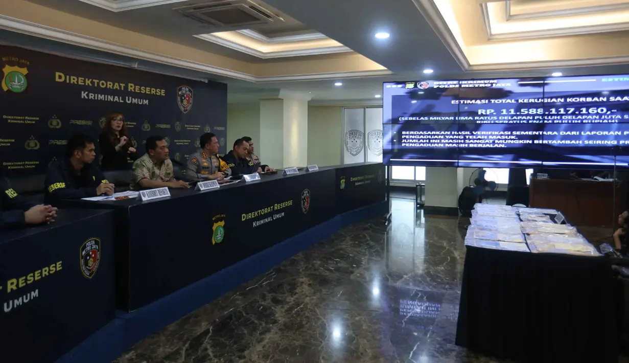 Tercatat, sudah ada 207 orang telah mengadu dengan total kerugian lebih dari Rp 11,5 miliar. Tampak dalam foto, layar menampilkan total jumlah kerugian korban saat rili kasus penipuan yang dilakukan Ayu Puspita, pemilik Wedding Organizer by Ayu Puspita, di Gedung Ditreskrimum Polda Metro Jaya, Sabtu (13/12/2025). (Kapanlagi.com/Budy Santoso)