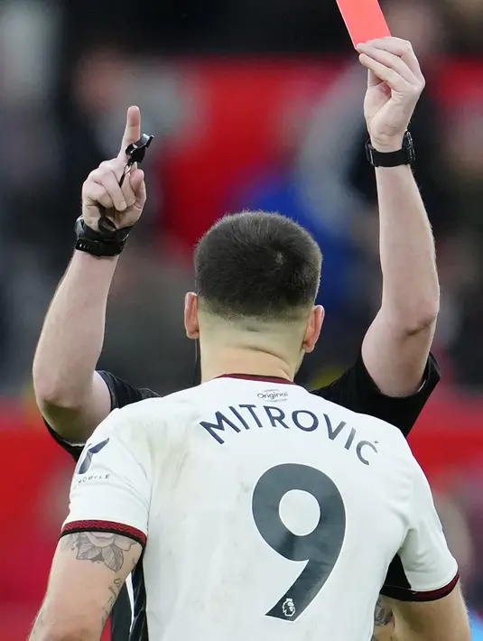 Keuntungan berpihak kepada Man United setelah dua pemain lawan diganjar kartu merah. (AP Photo/Jon Super)