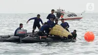 Tim SAR mengevakuasi bagian tubuh penumpang pesawat Sriwijaya Air SJ 182 di perairan Kepulauan Seribu, Jakartra, Minggu (10/1/2021). Sriwijaya Air SJ 182 hilang kontak empat menit usai lepas landas dari Bandara Soetta. (merdeka.com/Arie Basuki)