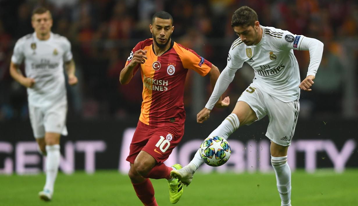 Gelandang Real Madrid, Federico Valverde, mengontrol bola saat melawan Galatasaray pada laga Liga Champions di Stadion Ali Sami Yen Spor, Istanbul, Selasa (22/10). Galatasaray kalah 0-1 dari Madrid. (AFP/Ozan Kose)