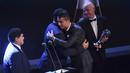 Bintang Real Madrid, Cristiano Ronaldo,memeluk Ronaldo saat menerima trofi pemain terbaik FIFA 2017 di London, Senin (23/10/2017) Ronaldo berhasil mengalahkan Lionel Messi dan Neymar yang juga menjadi nominasi. (AFP/Ben Stansall)