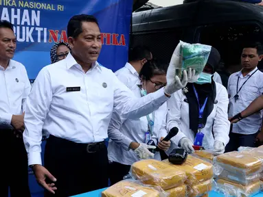  Kepala BNN Budi Waseso menunjukan barang bukti narkotika jenis sabu saat rilis di lapangan parkir BNN, Jakarta, Senin (24/10). Sebanyak 32.710,50 gram atau 32 kg sabu yang berasal dari jaringan Medan berhasil dimusnahkan. (Liputan6.com/Gempur M Surya)