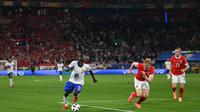 Gelandang Timnas Prancis N'Golo Kante pada pertandingan melawan Austria pada lanjutan Euro 2024 hari Rabu (18/06/2024) dini hari WIB. (OZAN KOSE / AFP)