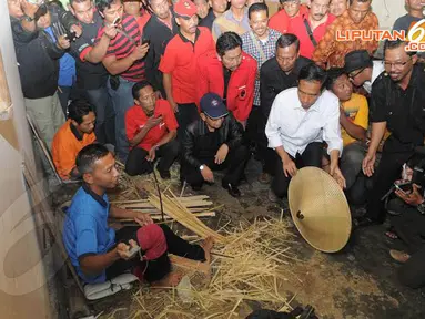 Senin (31/03/14) Jokowi mengunjungi perajin anyaman bambu di Desa Ringin Agung, Magetan, Jawa Timur (Liputan6.com/Herman Zakharia)