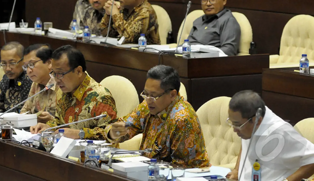 Mensesneg Pratikno (tengah) memaparkan program-program prioritas dalam Rencana Strategis Kementerian Sekretariat Negara RI yang disampaikan dalam Rapat Dengar Pendapat dengan Komisi II DPR RI, Jakarta, Senin (2/2/2015). (Liputan6.com/Andrian M Tunay)