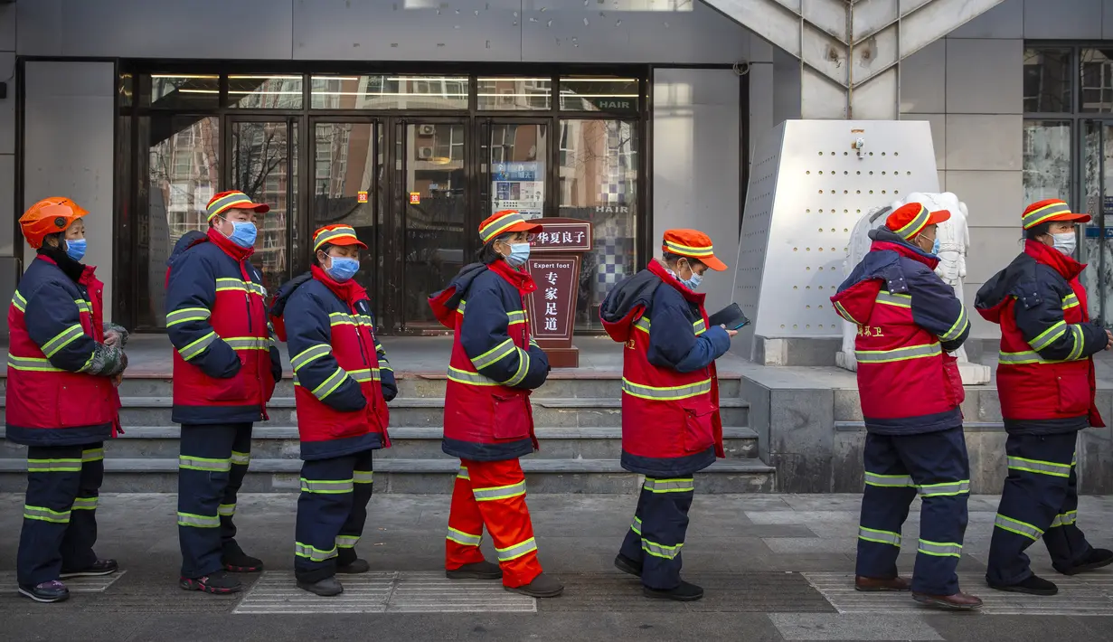Orang-orang yang memakai masker pelindung berbaris untuk pengujian massal COVID-19 di Beijing, China, Jumat (22/1/2021). Beijing memerintahkan pengujian COVID-19 untuk sekitar dua juta orang menyusul kasus baru. (AP Photo/Mark Schiefelbein)