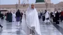 Tidak lupa, Tata Cahyani juga menyempatkan diri untuk berfoto di berbagai tempat indah di Mekkah dan Madinah. Berpose cantik dengan penampilannya yang berbeda, mantan istri Tommy Soeharto itu curi perhatian warganet karena sempat bikin pangling. (Liputan6.com/IG/@tatacahyani)