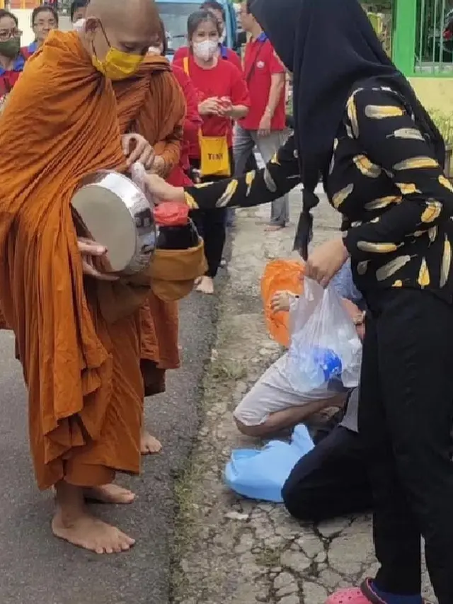 7 Momen Warga Berbagi Makanan Kepada Biksu dari Thailand, Indahnya Toleransi