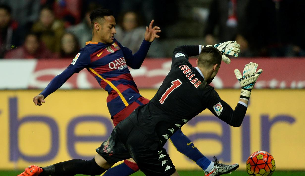 Pemain Barcelona, Neymar, berusaha mengelabuhi kiper Sporting Gijon, Ivan Cuellar, dalam lanjutan La Liga di Stadion El Municipal Molinon, Gijon, Kamis (18/2/2/2016) dini hari WIB. (AFP/Miguel Riopa)