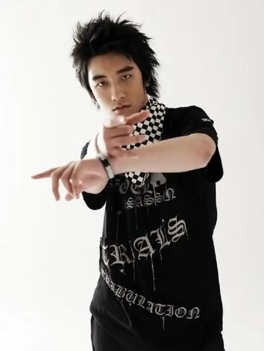 Seungri BigBang memulai debutnya saat usianya baru 15 tahun. Wajar jika banyak para juniornya yang menaruh hormat pada maknae BigBang ini. (Foto: soompi.com)