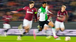 Bertandang ke markas Sparta Praha, The Reds mengawali keunggulan di menit ke-6 lewat eksekusi penalti Alexis Mac Allister. (AP Photo/Petr David Josek)