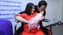 Lengkap sudah pasangan keluarga Tika T2 bersama suami Tri Aji Raharso. Pasalnya, setelah memiliki dua orang anak laki-laki, pada Jumat dikaruniai seorang anak perempuan. (Adrian Putra/Bintang.com)