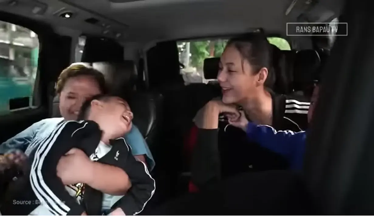 Perempuan dua orang anak itu lantas menceritakan sebelumnya saat telpon mamanya menggunakan bahasa Indonesia, Kiano memperhatikan pembicaraannya. Akhirnya Paula menggunakan bahasa Jawa, dan Kiano ketawa-ketawa. [Youtube/Rans Bapau TV]