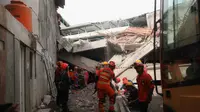Sebelumnya, sebuah bangunan gedung musala Pondok Pesantren (Ponpes) Al Khoziny, di Kecamatan Buduran, Sidoarjo, Jawa Timur yang ambruk pada Senin (29/9/2025) sore. (AP Photo/Trisnadi)