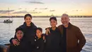 Lukman Sardi beserta keluarga juga menikmati liburan akhir tahun di Amerika Serikat. Mereka pun kompak mengenakan jaket musim dingin dengan warna gelap. [@lukmansrd]