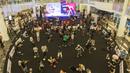 Sejumlah freestyler mengikuti acara Indonesian Freestyle Football Championship 2015 di Mall Pluit Village, Jakarta, Sabtu (14/11/2015). (Bola.com/Vitalis Yogi Trisna)