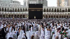 Petugas Perlindungan Jemaah di Masjidil Haram banyak menemukan joki hajar aswad untuk meminta uang kepada jemaah calon haji Indonesia agar dibantu bisa mencium hajar aswad.