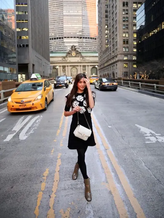 Menghadiri New York Fashion Week dengan dress motif bunga dan tights. Yang juga warna hitam dan putih. [Foto: @miktambayong]