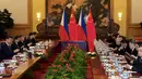 Suasana pertemuan Presiden Tiongkok Xi Jinping dengan Presiden Filipina Rodrigo Duterte pada saat pertemuan bilateral yang diadakan di Balai Agung Rakyat di Beijing, Tiongkok (20/10). (Reuters/ Ng Han Guan)