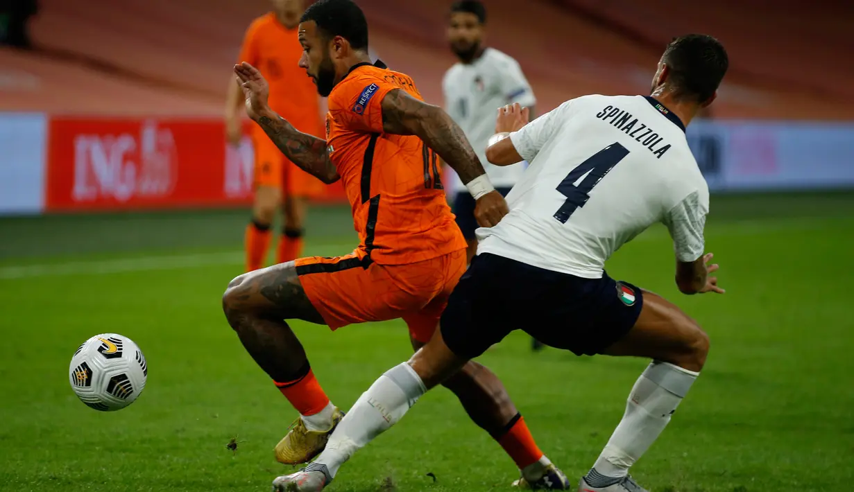 Penyerang timnas Belanda, Memphis Depay (kiri) berebut bola dengan pemain Italia, Leonardo Spinazzola pada lanjutan UEFA Nations League Grup 1 Liga 1 di Johann Cryuff Arena, Senin (7/9/2020). Italia menang 1-0 saat berkunjung ke markas Belanda. (AP Photo/Peter Dejong)
