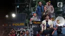 Menteri Sekretaris Negara (Mensesneg) Prasetyo Hadi (tengah) berbicara kepada para mahasiswa yang menggelar aksi unjuk rasa di kawasan Patung Kuda Arjuna Wiwaha, Jakarta, Kamis (20/2/2025). (Liputan6.com/Helmi Fithriansyah)