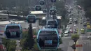 Penumpang melakukan perjalanan dengan sistem kereta gantung yang dijuluki Cablebus setelah peresmiannya di pinggiran Mexico City, Meksiko, 12 Juli 2021. Mexico City mulai mengoperasikan sistem kereta gantung yang menjanjikan untuk menghemat waktu bagi ribuan pengguna. (PEDRO PARDO/AFP)
