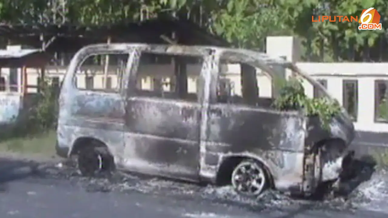 mobil-terbakar-131205-b.jpg